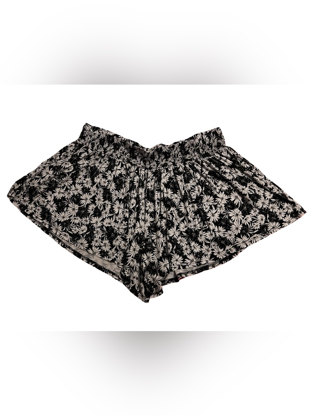 Terra & Sky Black White Daisy Floral Smocked Waist Flowy Shorts 2X Plus Pockets